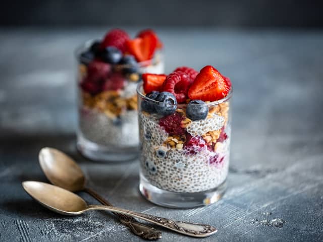 Chiapudding med granola og bær