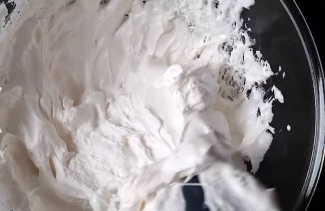Rør i marshmallowsen til de har smeltet til en seig blanding.