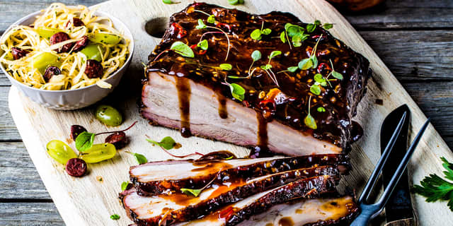 Del svineribba i serveringsstykker og server med kålsalat!