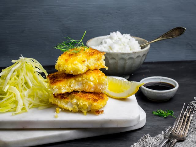 Panert fisk med kålsalat og ris