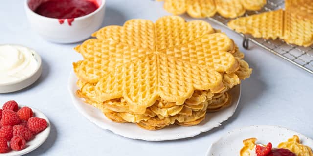 Stek vaflene i vaffeljernet til de blir gylne på begge sider, og server vaflene varme.