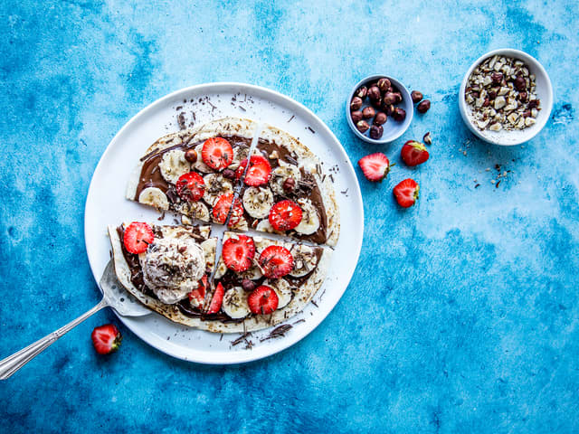 Dessertpizza med iskrem og sjokolade