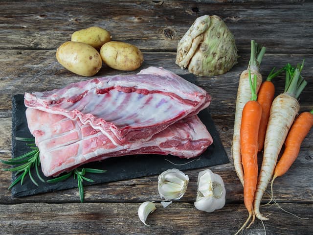 **Lammeribbe:** Hvis fettet ikke allerede er rutet, gjør du dette med en skarp kniv. Gni lammeribben inn på begge sider med salt, pepper, grovhakket frisk rosmarin og knust hvitløk.