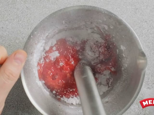 **Bringebærsaus:** Ha alle ingrediensene i en blender og kjør til glatt saus. Hell over den stivnede panna cottaen like før servering.