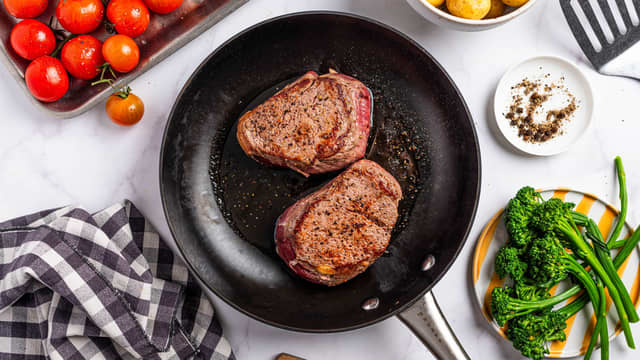 **Indrefilet:** Krydre indrefileten godt med salt og pepper. Varm smør og olje i en stekepanne på høy varme og brun kjøttet raskt på alle sider til det har fin stekeskorpe.