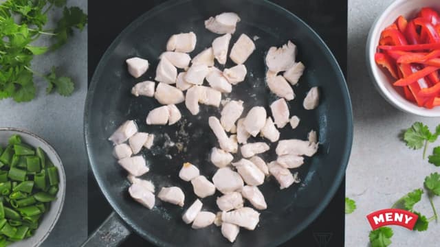 Krydre kyllingstrimlene med paprikapulver, salt og pepper. Stek kyllingen i smør til den har litt stekeskorpe og er gjennomstekt.