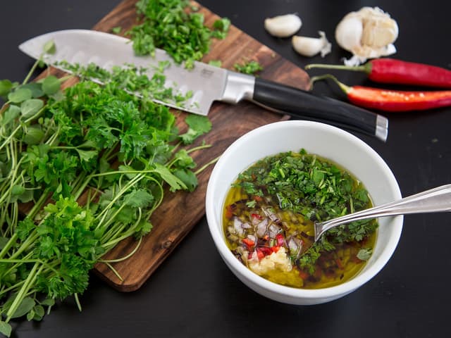 **Chimichurri:** Finhakk alle urtene, rødløken og chili. Bland med olivenolje, rødvinseddik og presset hvitløk. Smak til med salt og pepper.