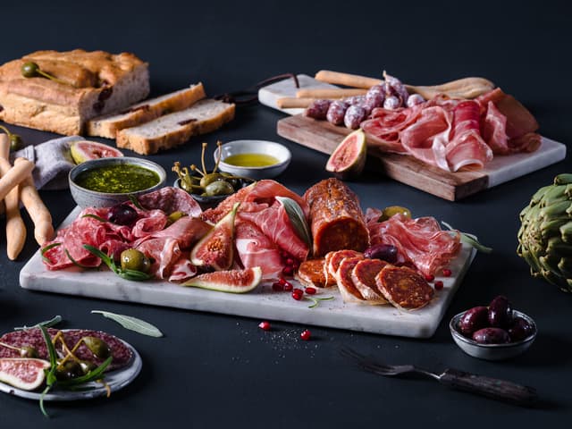 Italiensk spekefat med kapers og oliven