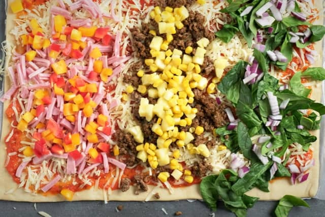 **Pizzasnurrer:** Rull ut pizzadeigen. Fordel tomatsaus, ost og ønsket topping utover bunnen.