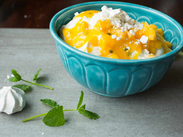 Bland sammen mangopuré, mangoterninger og pasjonsfrukt. Smak blandingen til med litt sukker hvis du synes det er nødvendig.