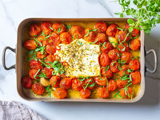 **Stek formen midt i ovnen på 200 grader i 20-30 minutter** til tomatene er helt myke. Steketiden kan variere noe etter type ovn.