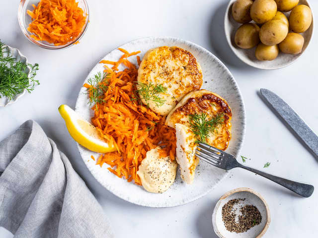 Server fiskekakene med remulade, revet gulrot og kokte poteter, eller som i burgerbrød med salat og ketchup eller coleslaw og aioli.
