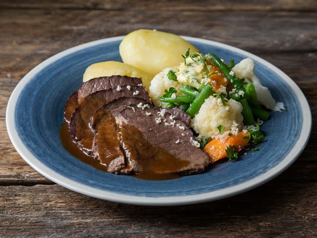 Oksestek med hjemmelaget brun saus og grønnsaker med pepperrotsmør