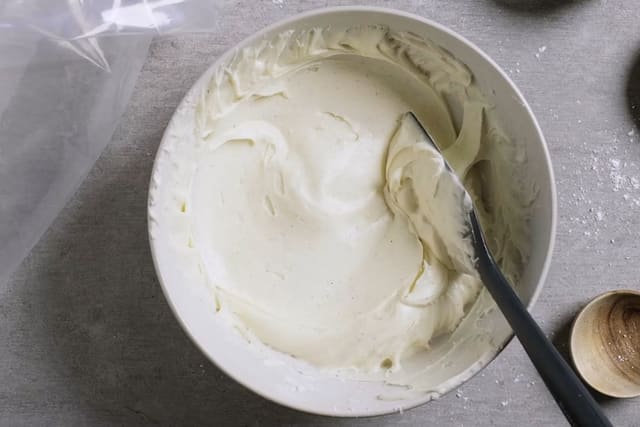 **Ostekremtopping:** Rør sammen kremost og romtemperert smør. Tilsett melis. Rør inn melk, litt av gangen, til du får ønsket konsistens.