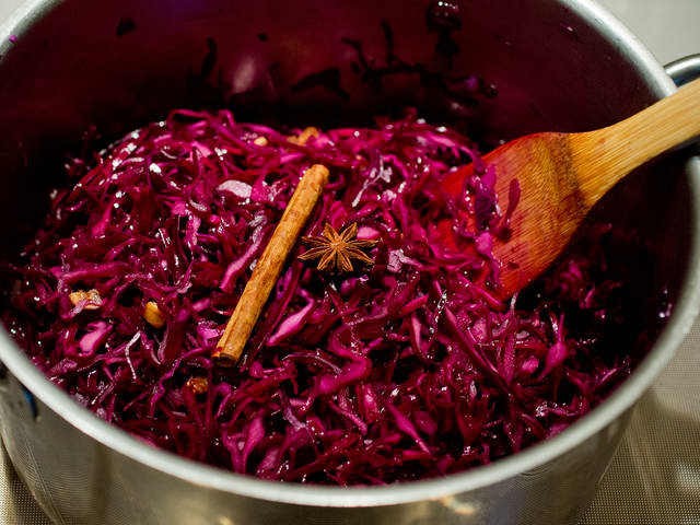 Ta av lokket og tilsett terninger av eplet (uten skall og kjernehus). La det småkoke videre, mens du rører av og til, kok til væsken er nesten helt fordampet vekk. Smak til med salt og pepper. Så er rødkålen klar til servering.
