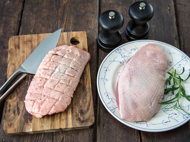 **Andebryst:** Rut andebrystene med en sylskarp kniv. Ikke skjær for dypt i skinnet. Du skal helst ikke skjære så dypt at du snitter kjøttet.