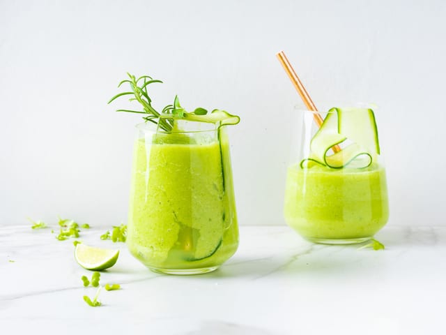 Grønn smoothie med avokado og spinat