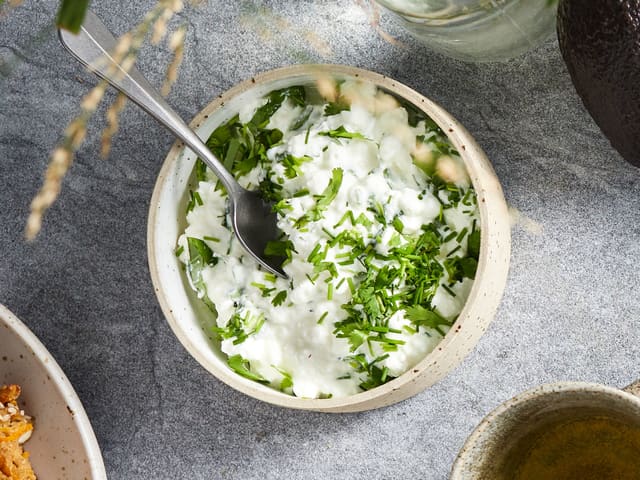 **Cottage cheese topping:** Finhakk to never med friske urter. Ha urtene i en skål.