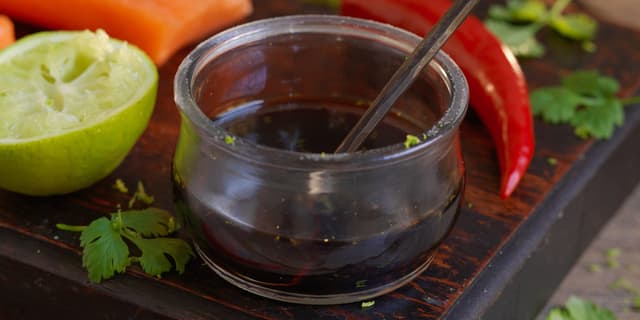 **Saus:** Bland sammen alle ingrediensene til sausen, og eventuelt chiliflak om du ønsker en litt sterkere rett. La sausen stå og trekke mens du forbereder resten.