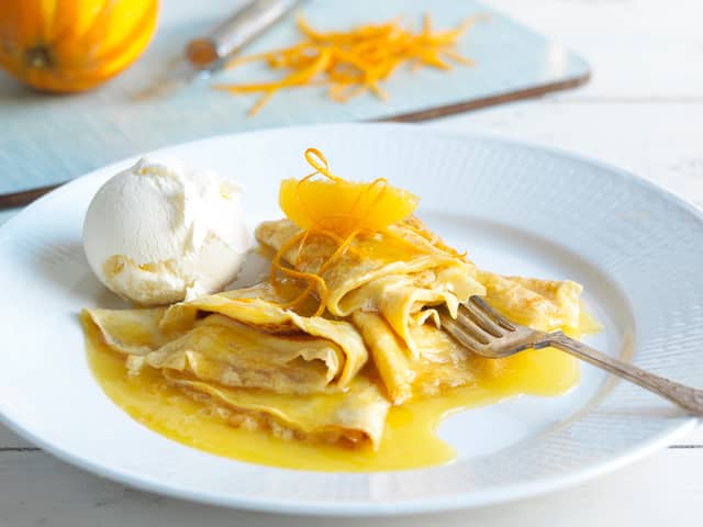 **Server:** Pynt med appelsinskiver og server Crêpes Suzette med vaniljeis eller krem.