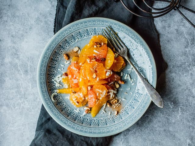 Sitrussalat med hakket sjokolade og nøtter