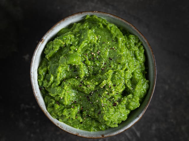 **Ertepuré:** Kok opp ertene med litt vann og en klype salt. Hell av vannet og kjør ertene sammen med smøret i en hurtigmikser eller stavmikser til puré.