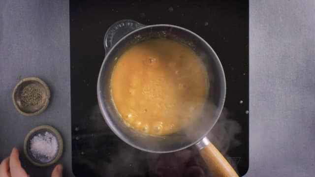 **Solbærsaus:** Visp sammen alle ingrediensene til sausen i en kjele og kok opp. La sausen småkoke til den tykner. Smak eventuelt sausen til med mer krydder.