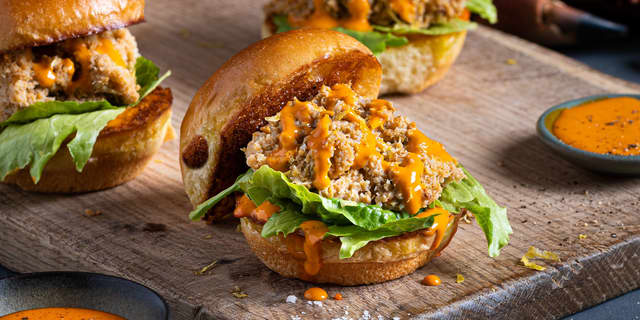 Ha chilimajonesen på den varme burgerbrød-bunnen. Ha på salatblad og krabbekjøtt. Ha toppen av brødet på til slutt og server.