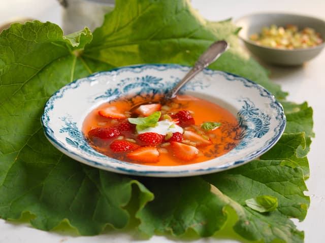 Rabarbrasuppe med jordbær