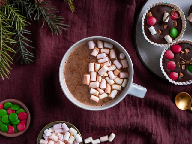 Ta den stivende sjokoladen ut av muffinsformen. Varm opp melk og smelt sjokoladen i melken.