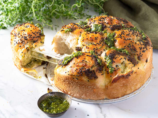 Brytebrød fylt med ost og pesto