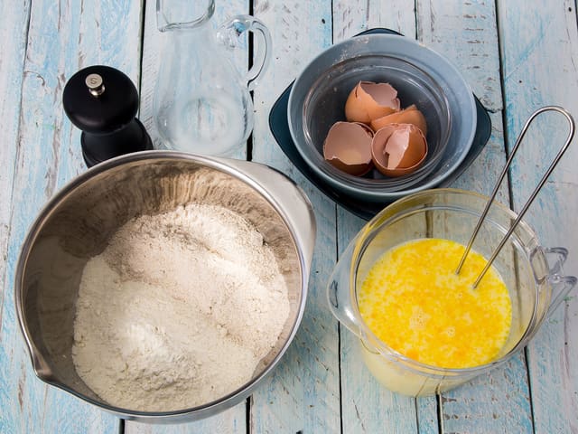 Bland alle de tørre ingrediensene i en bolle for seg,  og pisk egg og melk sammen for seg i en annen bolle. Bland så egg- og melkeblandingen i de tørre ingrediensene. Visp godt så det ikke blir klumper i røren.