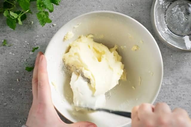 **Ostekrem:** Pisk romtemperert smør og melis sammen. Tilsett kremost og vaniljesukker og bland godt.