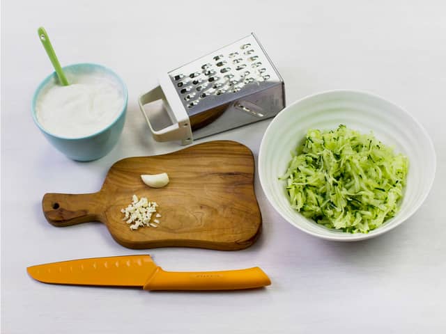 Riv agurk og press ut væske. Finhakk hvitløk og bland med agurk og yoghurt til tzatziki. Smak til med salt og pepper og server til kyllingen.