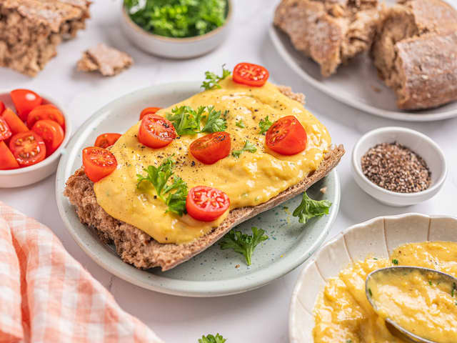 Vegansk eggerøre med tomat og gressløk