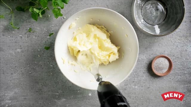 **Ostekrem:** Pisk romtemperert smør og omtrent halvparten av melisen til smørkrem.