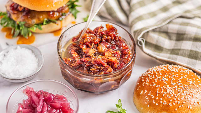 La baconmarmeladen avkjøles før du overfører den til et rent glass med tett lokk.