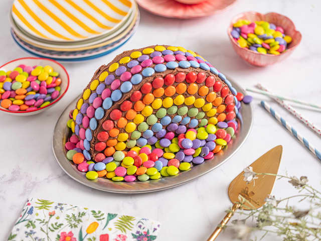 Pride sjokoladekake med regnbuepynt