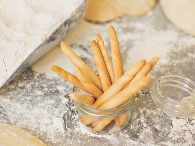 Forvarm ovnen til 175 grader og kle to bakeplater
med bakepapir.
Del deigen i 24 like biter.
Rull hver bit til en lang pinne som er ca like lang som
bredden på bakeplaten. Strø over revet parmesanost,
nykvernet pepper og noen få klyper havsalt.
