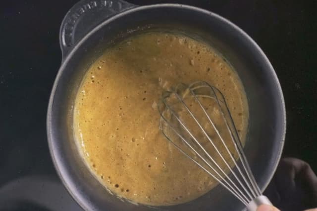 Smelt smøret i en kjele og rør inn hvetemel. Skru varmen ned til middels og rør godt om til det blir en glatt og fin jevning.