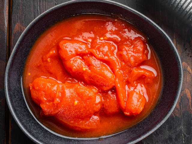 **Pizzasaus:** Ha hakkede hermetiske tomater i en finmasket sil og la dem renne av. Rør tomatene sammen med finhakket hvitløk, chili, basilikum og olivenolje. Smak til med sukker, salt og pepper.