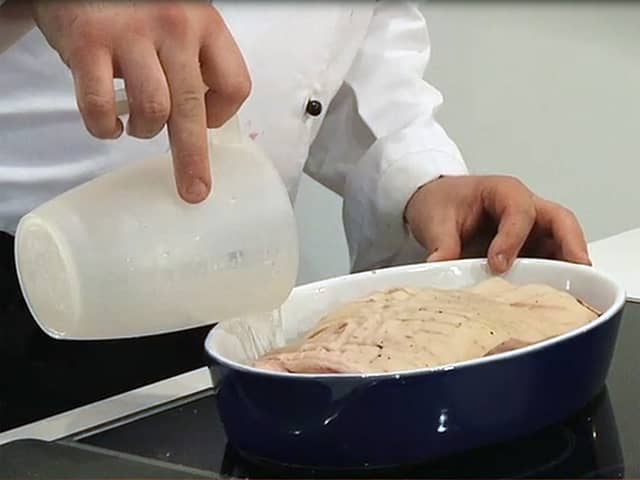**Dampe ribbe:** Forvarm ovnen til 230 grader. Legg ribba i langpanna med svoren opp. Legg en asjett under, slik at ribba er litt høyere på midten. Hell over vann og dekk langpanna med aluminiumsfolie.