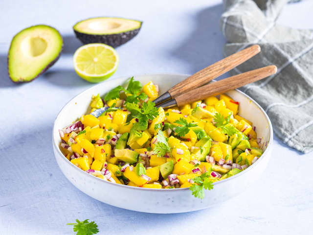 Skjær mango og avokado i terninger. Finhakk rødløk og chili. Hakk koriander. Bland alle ingrediensene og skvis over frisk limejuice.