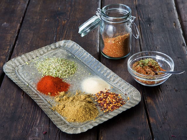 Ha alle krydrene til det hjemmelagete tacokrydderet i en bolle og bland det sammen. Hvis du ønsker en mild taco kan du utelate chiliflak eller chilipulver. Hvis du lager dobbel eller trippel porsjon kan du oppbevare krydderet på et tett glass, så har du lett hjemmelaget tacokrydder for hånden til senere.