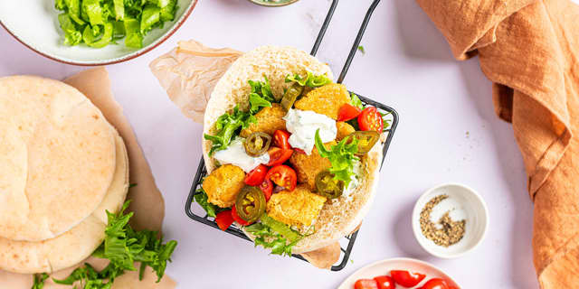 Server gjerne falaflene med hummus, eller i [pitabrød med tzatziki og grønnsaker.](https://meny.no/oppskrifter/vegetar/Falafel-i-pitabrod/)