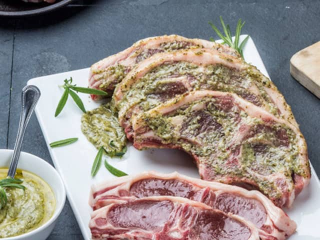 **Urtemarinade:** Finhakk rosmarin og bladpersille. Bland sammen urter, olivenolje og hvitløk. Pensle kotelettene med blandingen, dryss over salt og pepper.