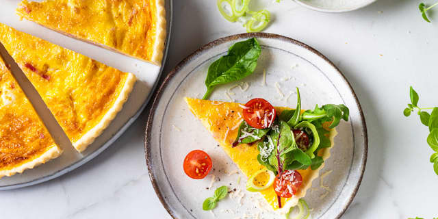 Stek paien i nedre del av ovnen til den har satt seg og fått fin farge, ca. 35 minutter. Server paien lunken med en frisk salat til.
