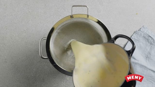 Hell den varme melken over eggeblandingen og pisk godt sammen.