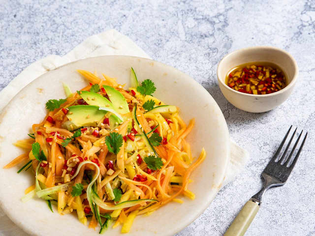 Bland frukten og grønnsakene i en salatbolle og ringle over dressing. Topp gjerne med litt hakkede peanøtter.