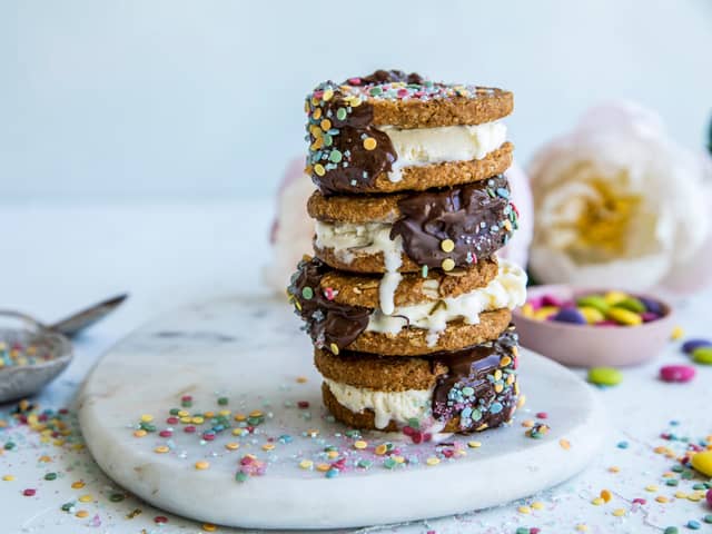 Dypp hver iskrem sandwich i smeltet sjokolade og videre i strøssel. Server umiddelbart.
